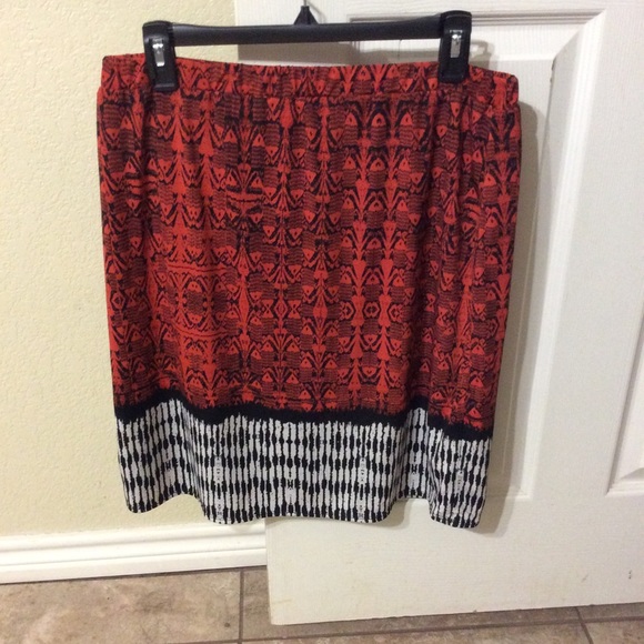 Red patterned skirt - Picture 3 of 8